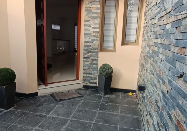 Casa amplia sobre Av ZAnni 