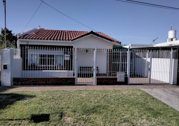 Casa C/pileta a mts Av Zanni